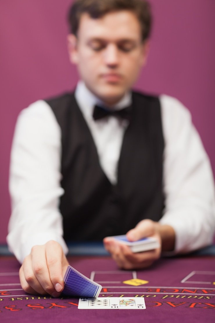 Meja Casino Hold'em dengan dealer profesional dan kartu komunitas di platform lumba 188